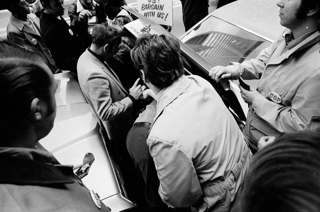 Police and supporters picket in the Loop - Chicago Sun-Times