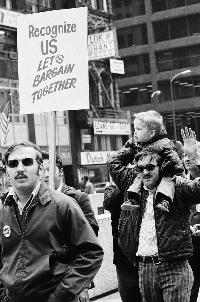 Police and supporters picket in the Loop - Chicago Sun-Times