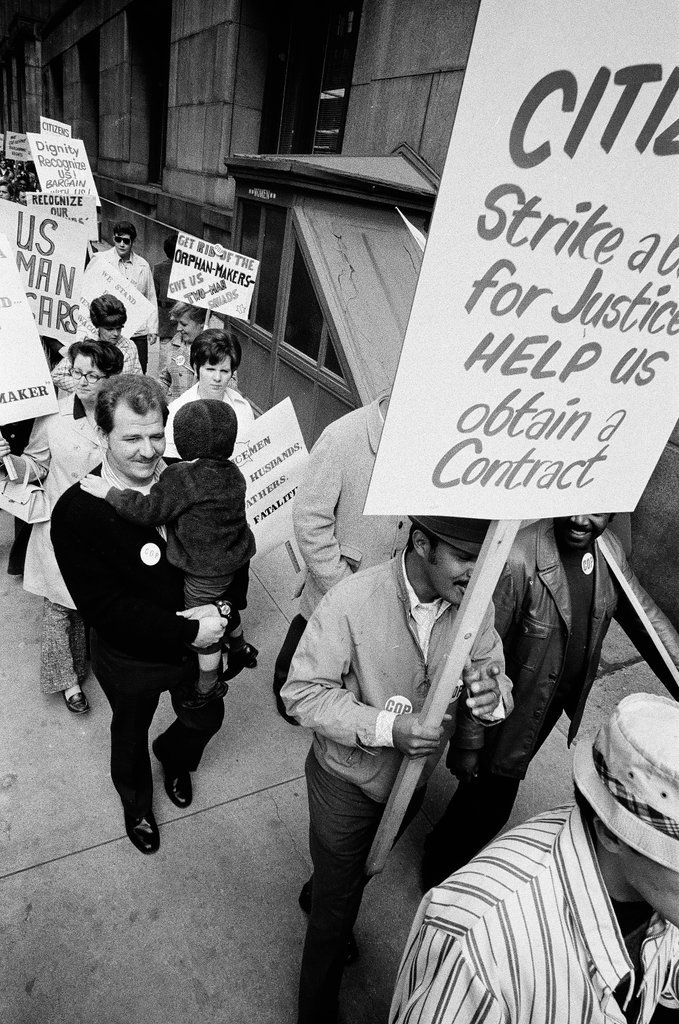 Police and supporters picket in the Loop - Chicago Sun-Times