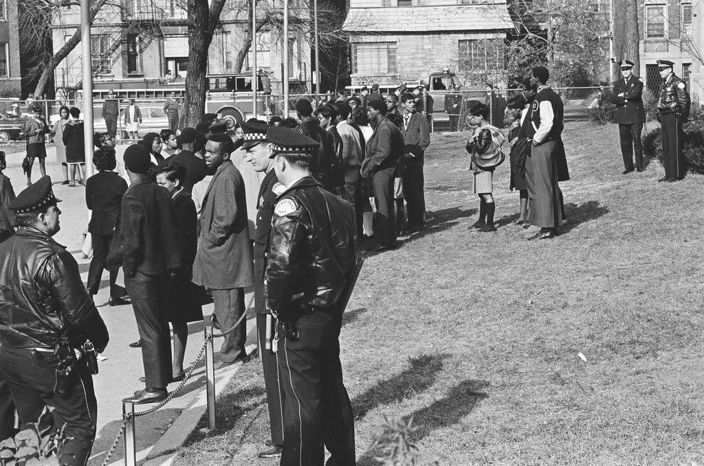 Police arrive at student sit-in - Chicago Sun-Times