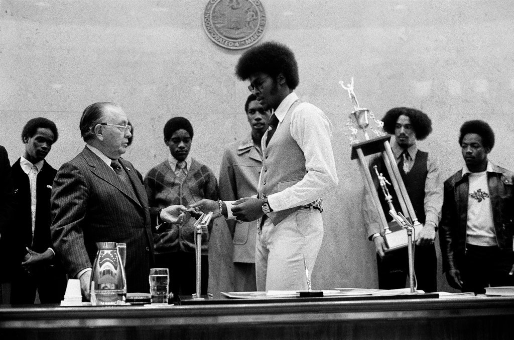 Morgan Park basketball team receives trophy form Mayor Daley - Chicago Sun-Times