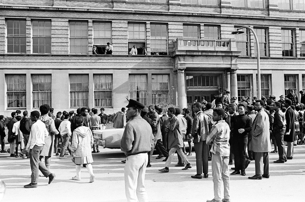 Police arrive at student sit-in - Chicago Sun-Times