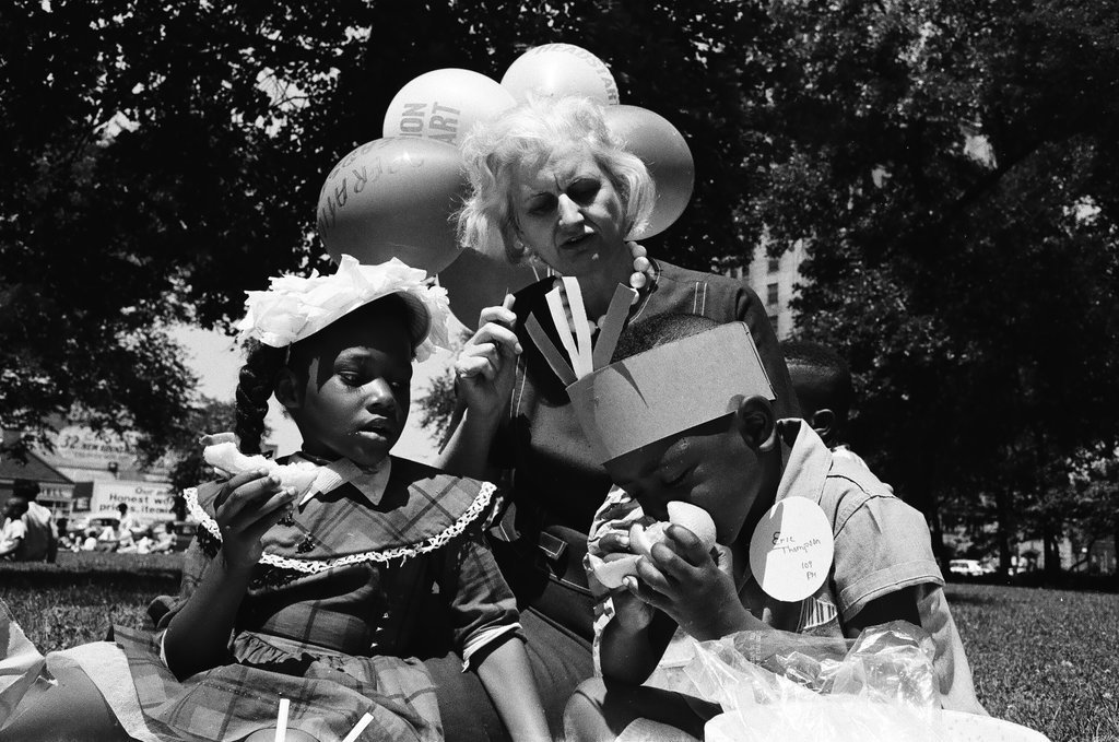 Delano Elementary School students picnicking in Garfield Park - Chicago Sun-Times