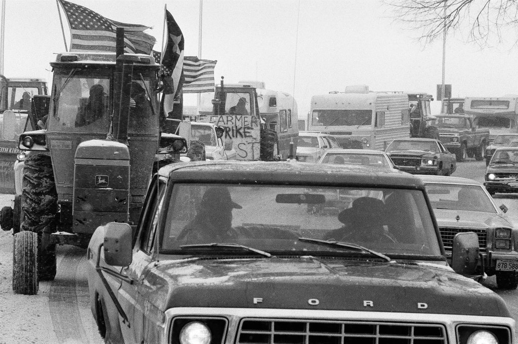 Striking farmers drive trucks and tractors on Lake Shore Drive - Chicago Sun-Times