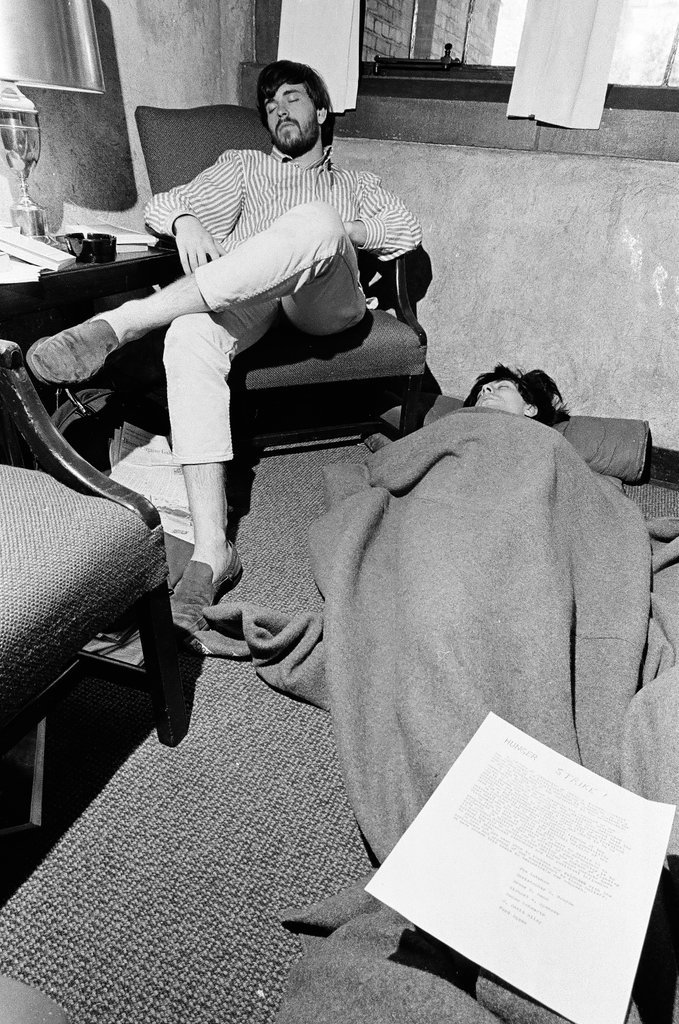Students on hunger strike - Chicago Sun-Times