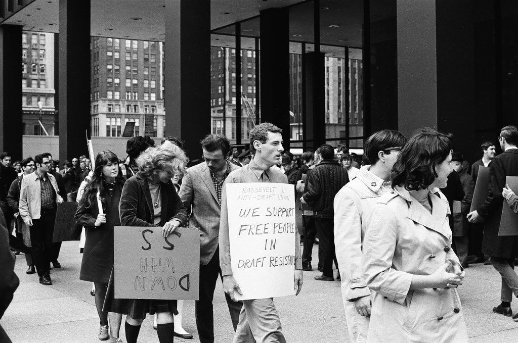 Anti-draft demonstrators at Federal Building - Chicago Sun-Times