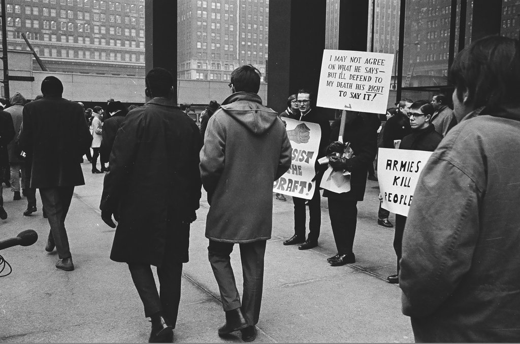 Protesters at induction center and Federal Building - Chicago Sun-Times