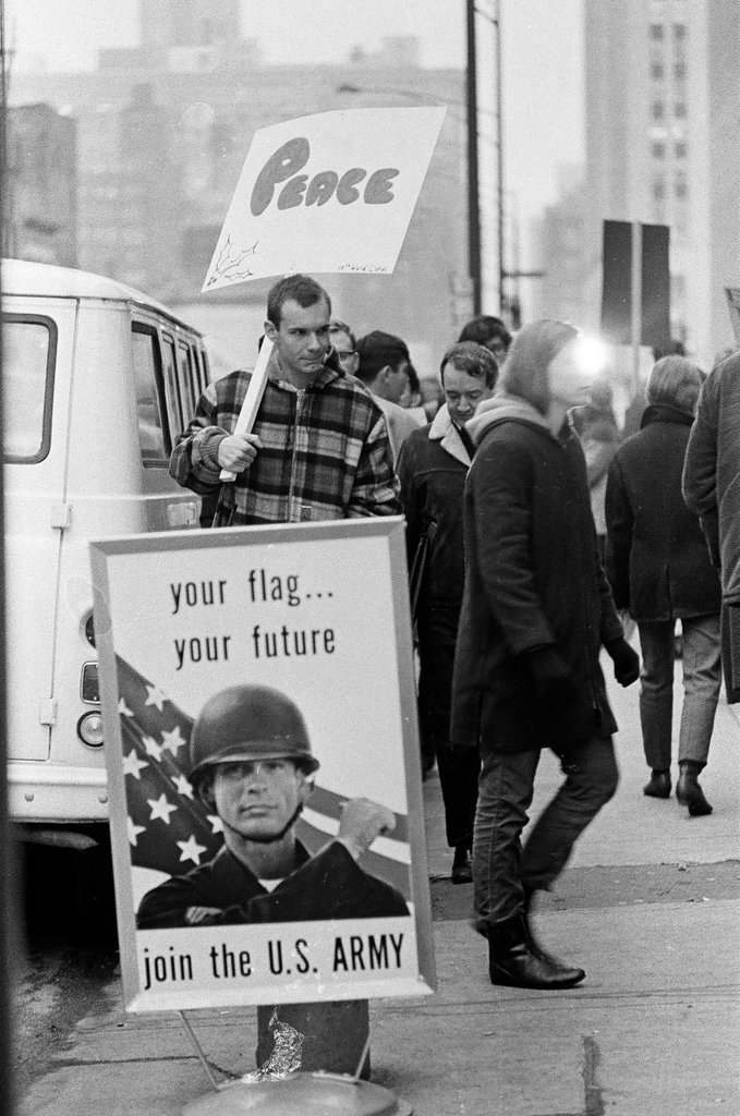 Anti-war protesters at induction center - Chicago Sun-Times