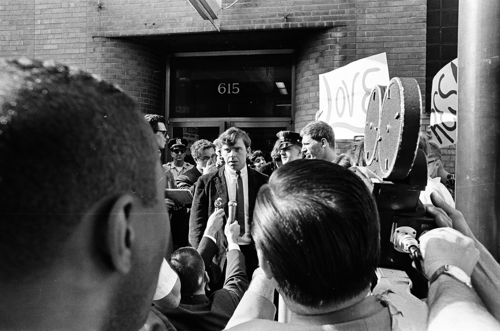 Anti-draft protesters at induction center - Chicago Sun-Times