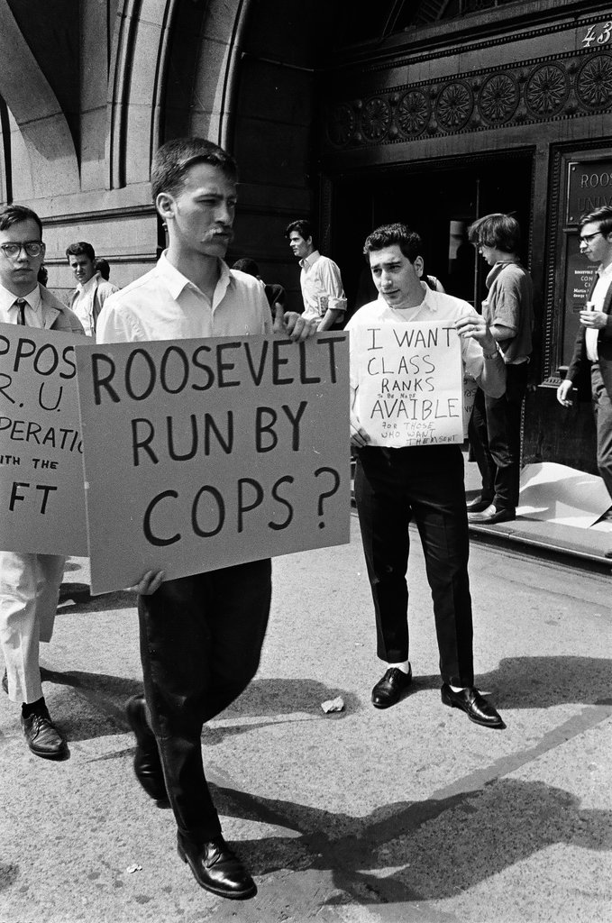 Roosevelt University students protest arrest of sit-in protesters - Chicago Sun-Times