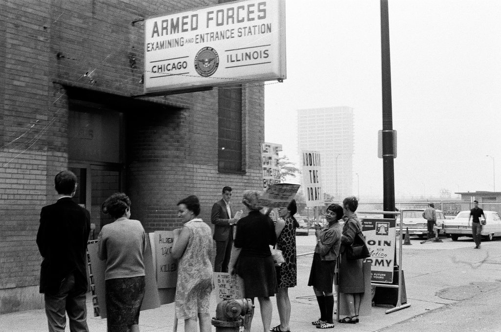 Mothers picket at induction center - Chicago Sun-Times