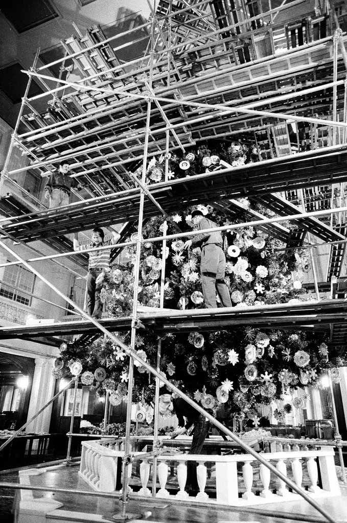 Christmas tree at Marshall Field's - Chicago Sun-Times