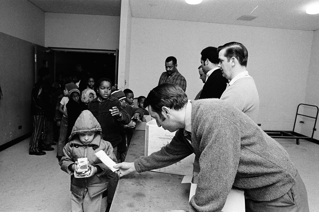 Police entertain kids at Christmas party - Chicago Sun-Times