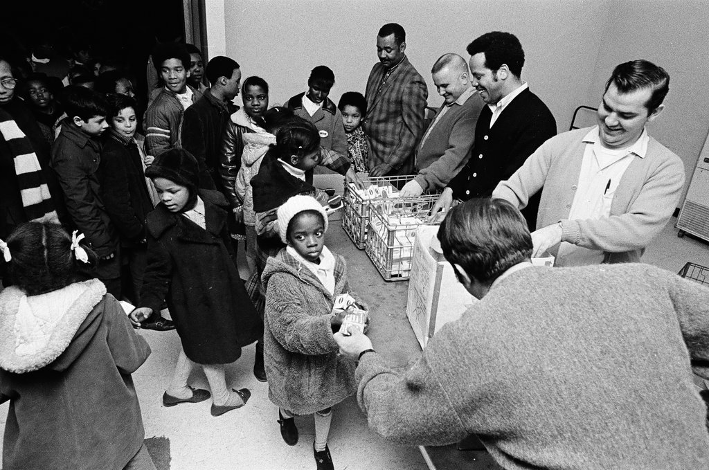 Police entertain kids at Christmas party - Chicago Sun-Times