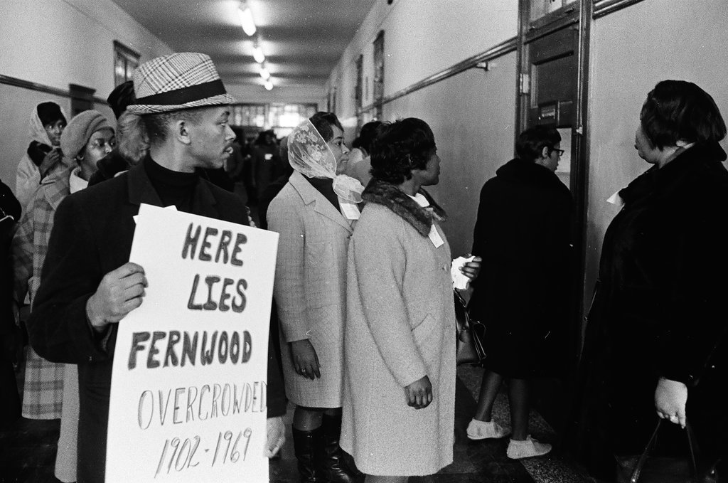 Picketers outside Fernwood School - Chicago Sun-Times