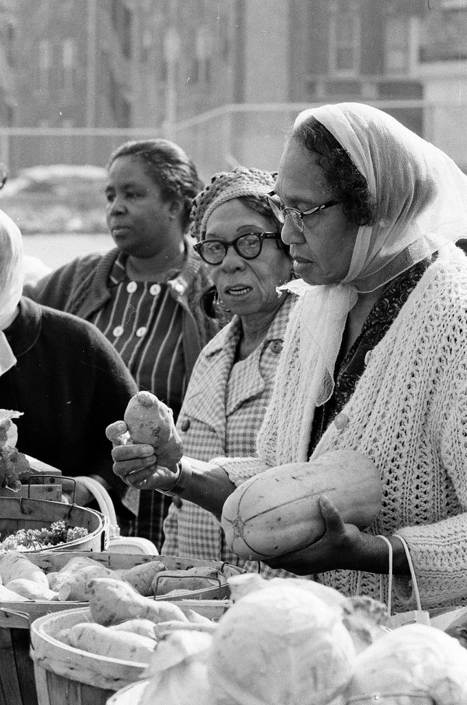 Woodlawn Baptist Church produce sale - Chicago Sun-Times