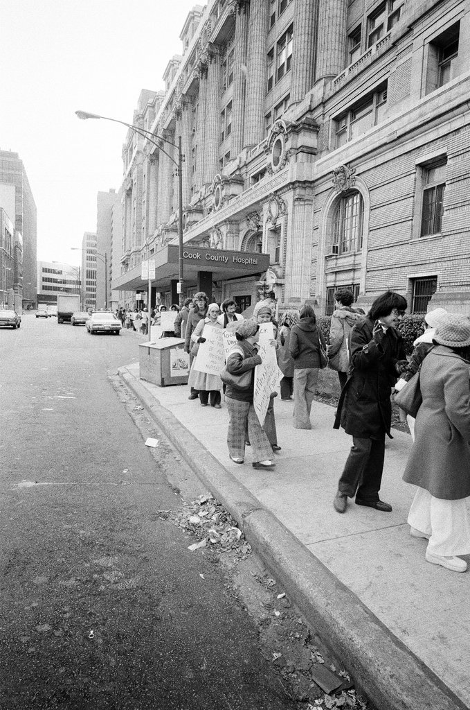 Nurses picket Cook County Hospital - Chicago Sun-Times
