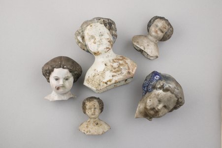 Five porcelain dolls - Unknown