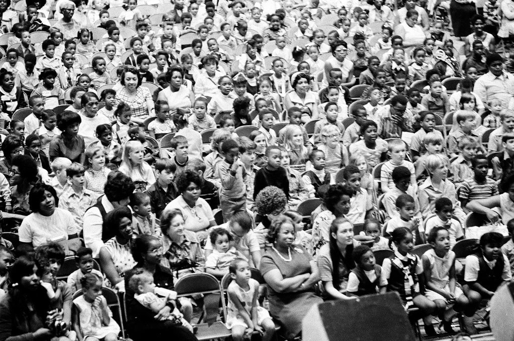 Crowds of children and adults enjoy watching Sesame Street performers - Chicago Sun-Times