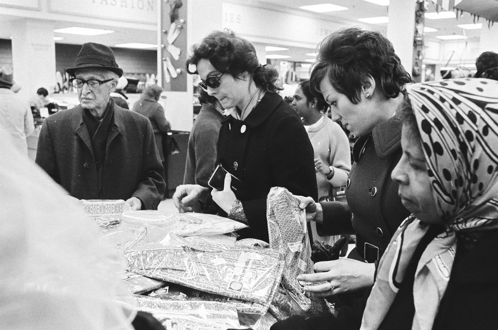 Christmas shoppers at Montgomery and Ward department store - Chicago Sun-Times