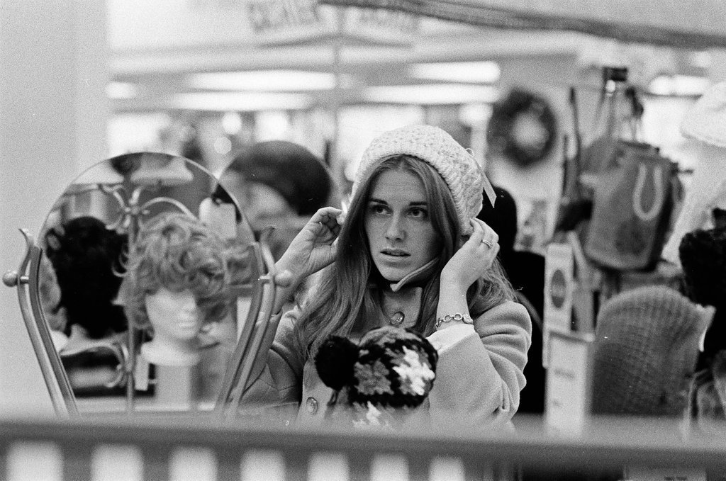 Christmas shoppers at Montgomery and Ward department store - Chicago Sun-Times