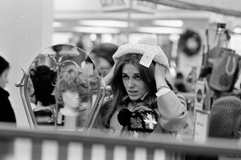 Christmas shoppers at Montgomery and Ward department store - Chicago Sun-Times