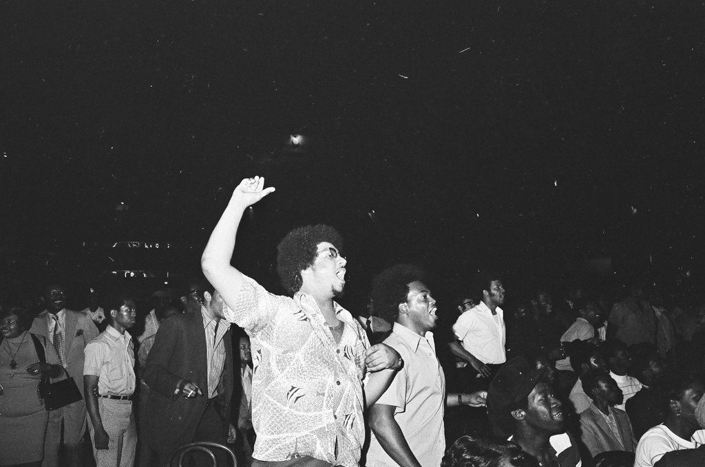 Fans watch Ali-Ellis match on closed circuit TV - Chicago Sun-Times