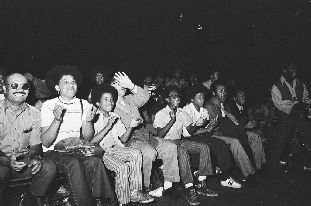 Fans watch Ali-Ellis match on closed circuit TV - Chicago Sun-Times