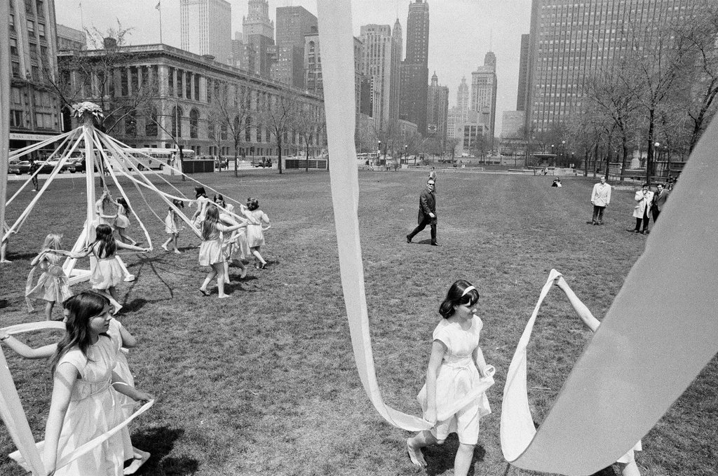 Mayor plants tree for Arbor Day - James (Jim) Klepitsch for Chicago Sun-Times