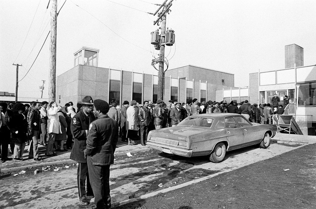 A line forms for people to get their 1972 license plates - Chicago Sun-Times