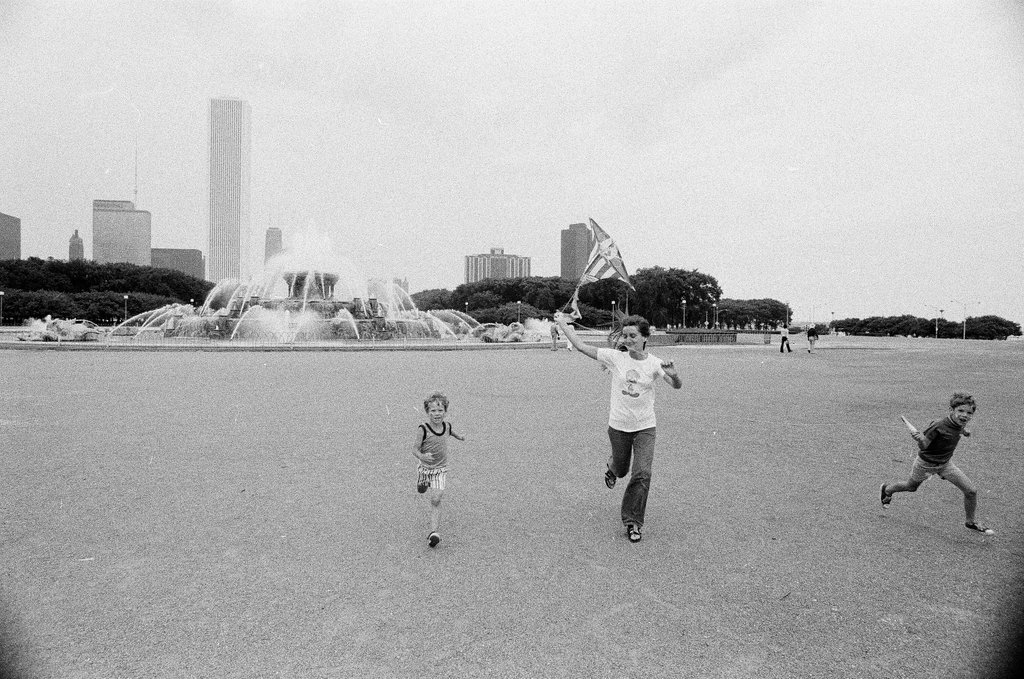 Children fly kites near Buckingham Fountain in Grant Park - Chicago Sun-Times