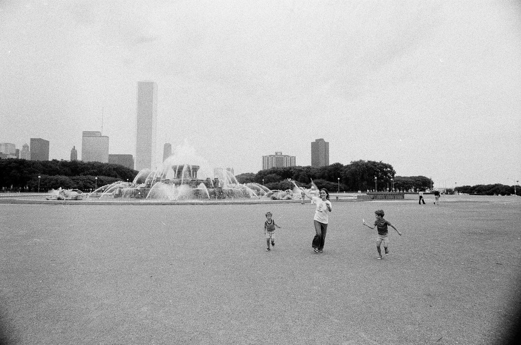 Children fly kites near Buckingham Fountain in Grant Park - Chicago Sun-Times