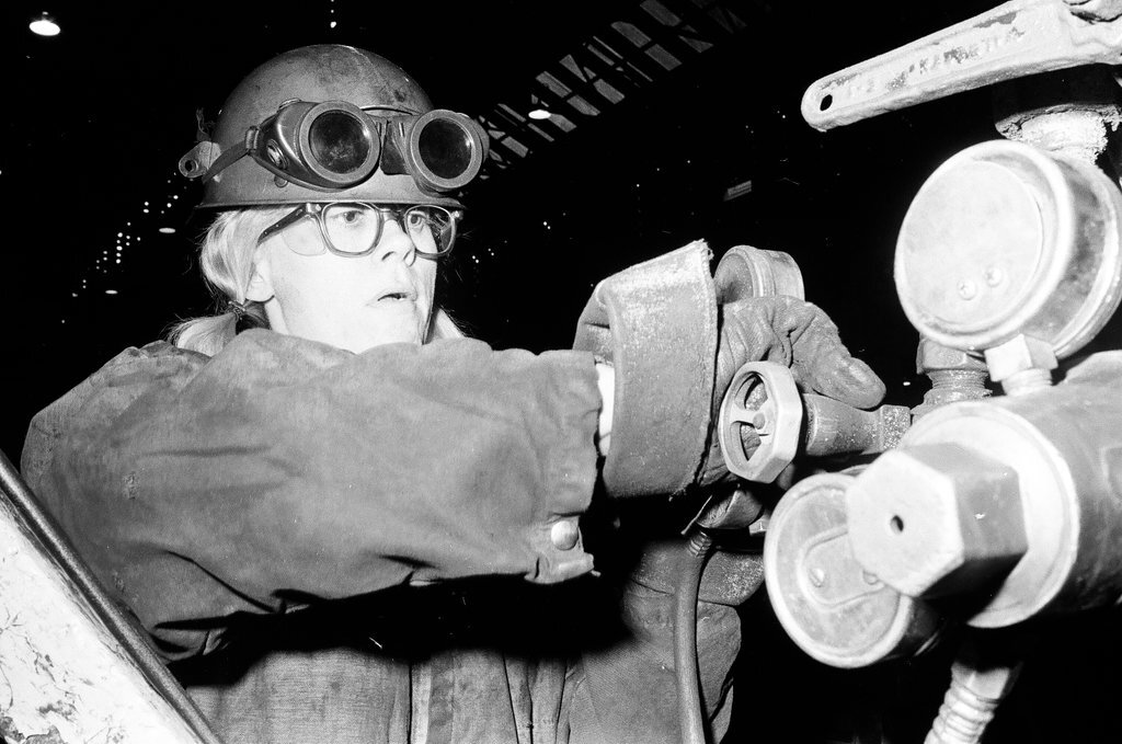 Steelworker Linda White at the steel mill - Chicago Sun-Times