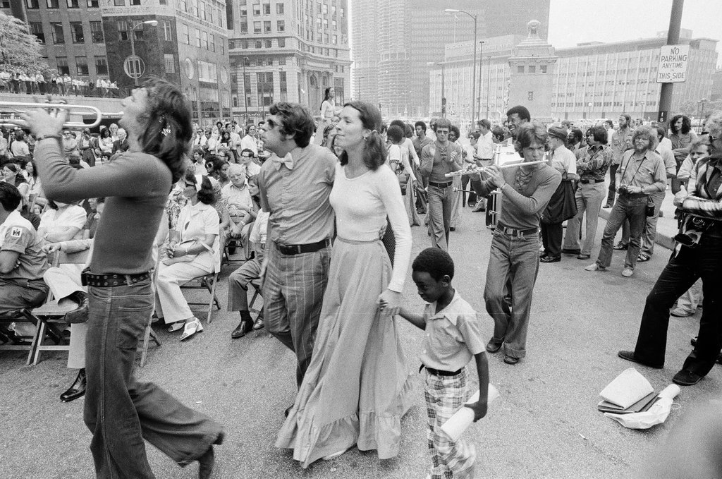 Crowds watch as the Free Street Theater company performs - Chicago Sun-Times
