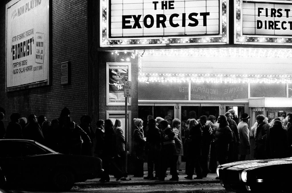 Crowds line up at the Gateway Theater, 5216 West Lawrence Avenue, to buy tickets for 