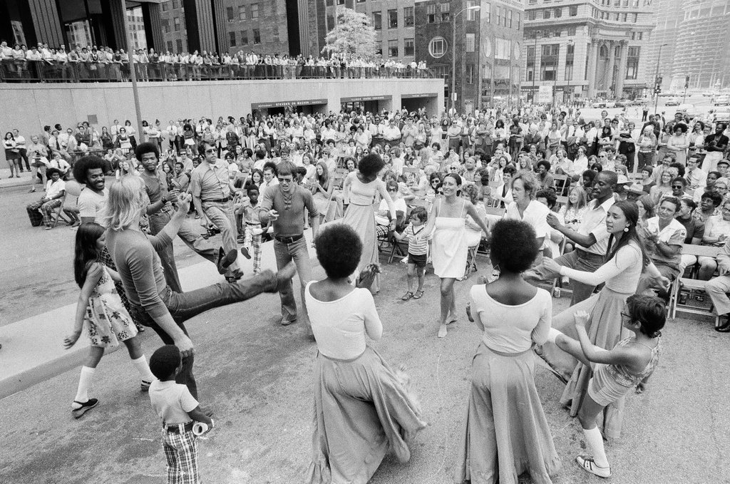 Crowds watch as the Free Street Theater company performs - Chicago Sun-Times