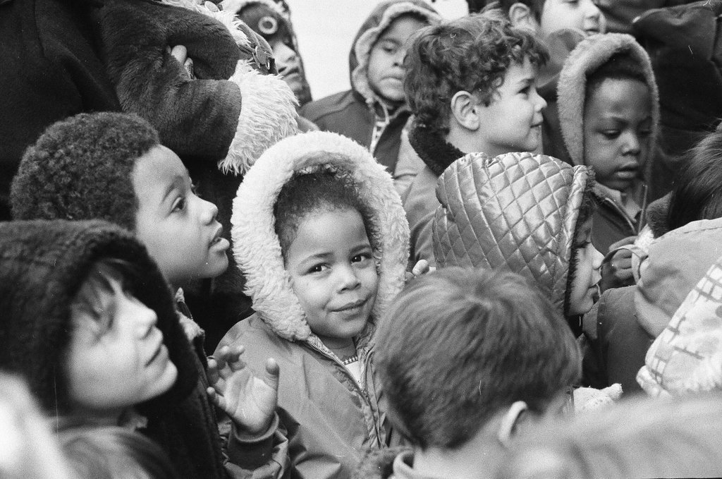 Children view Christmas window displays at Wieboldt's - Chicago Sun-Times