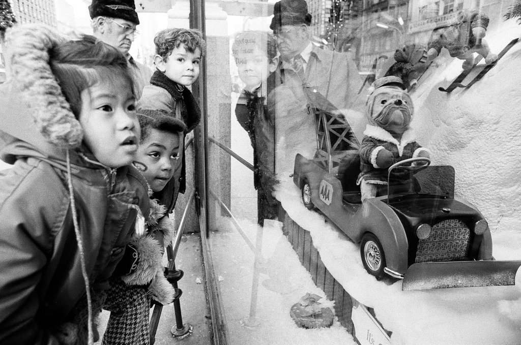 Children view Christmas window displays at Wieboldt's - Chicago Sun-Times