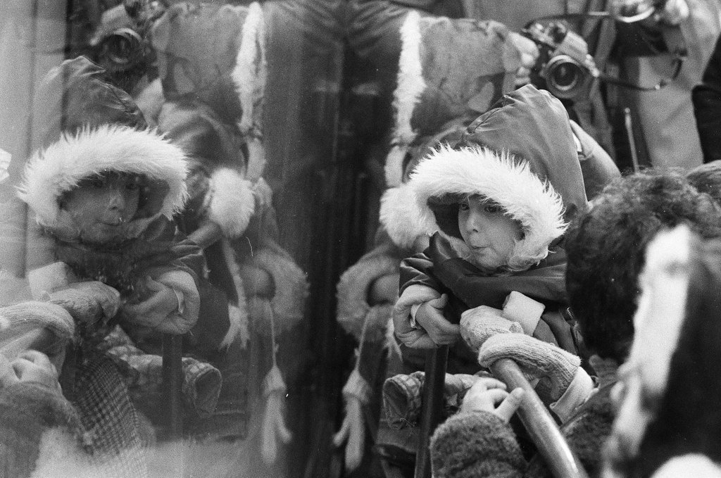 Children view Christmas window displays at Wieboldt's - Chicago Sun-Times