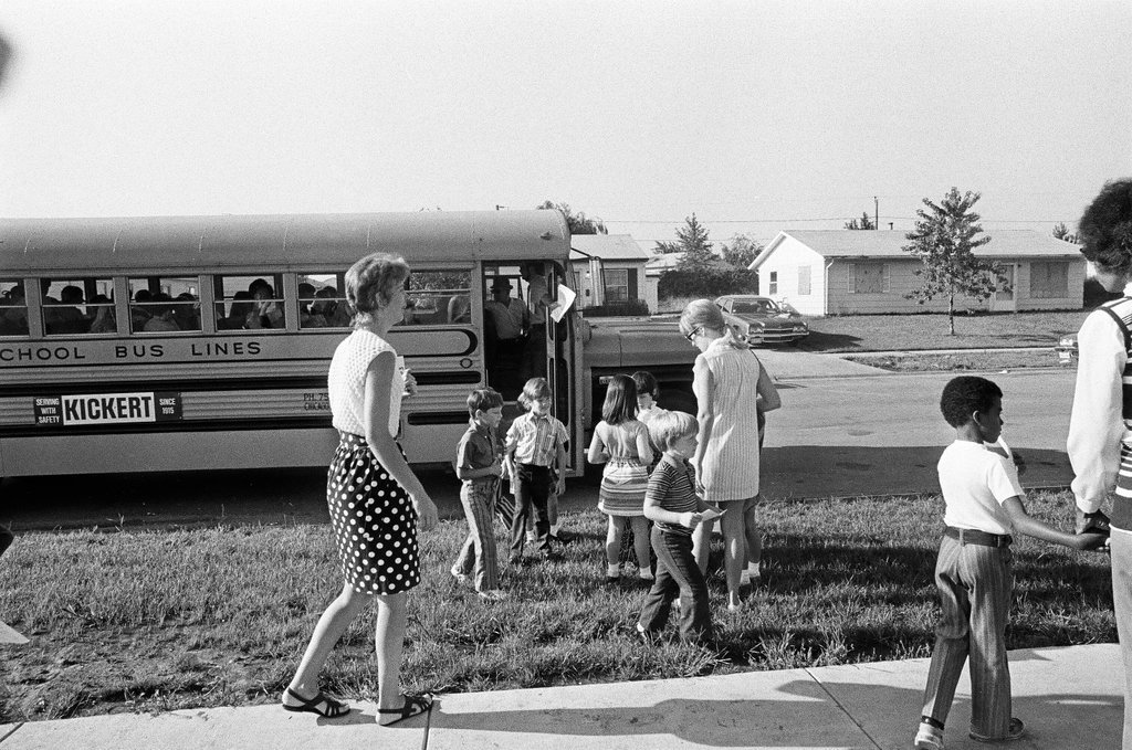 Elementary school students board buses for Beacon Hill School - Chicago Sun-Times