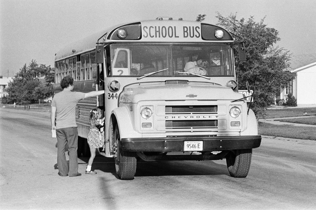 Elementary school students board buses for Beacon Hill School - Chicago Sun-Times