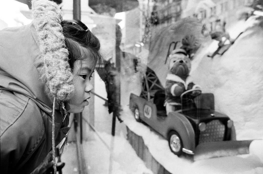 Children view Christmas window displays at Wieboldt's - Chicago Sun-Times