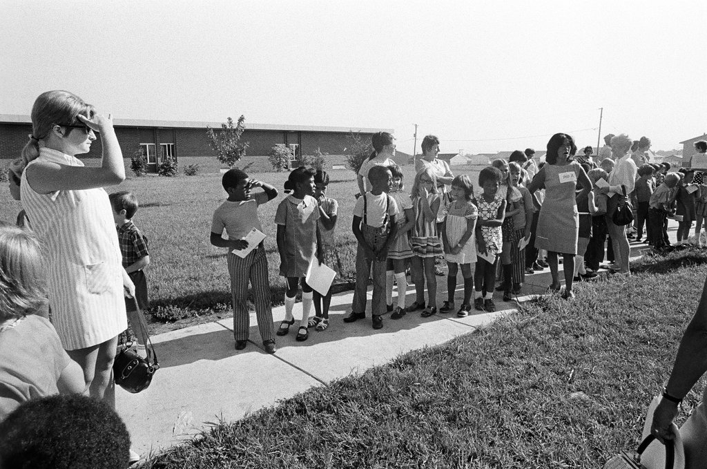 Elementary school students board buses for Beacon Hill School - Chicago Sun-Times