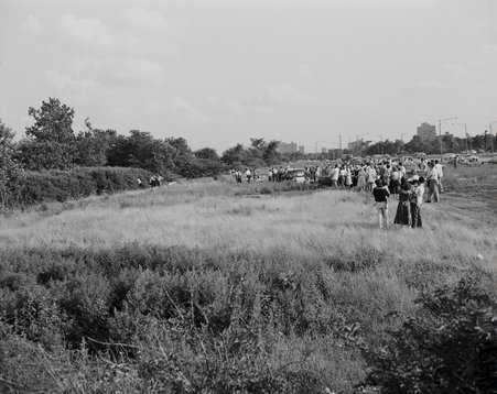 5100 N and Lake Shore: Looking south - general view of Margaret Gallagher murder scene showing crowd of Sunday picknickers, outer drive, murder scene on left. - Ralph Arvidson for Chicago Sun-Times