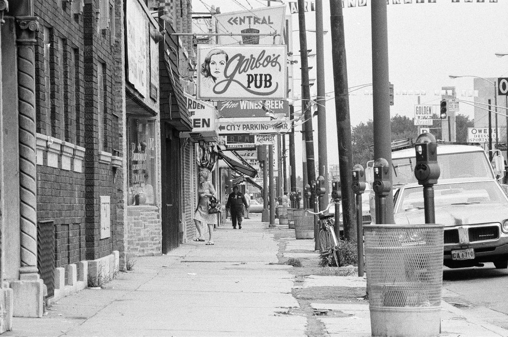 Images of daily life on North Central Avenue - Chicago Sun-Times