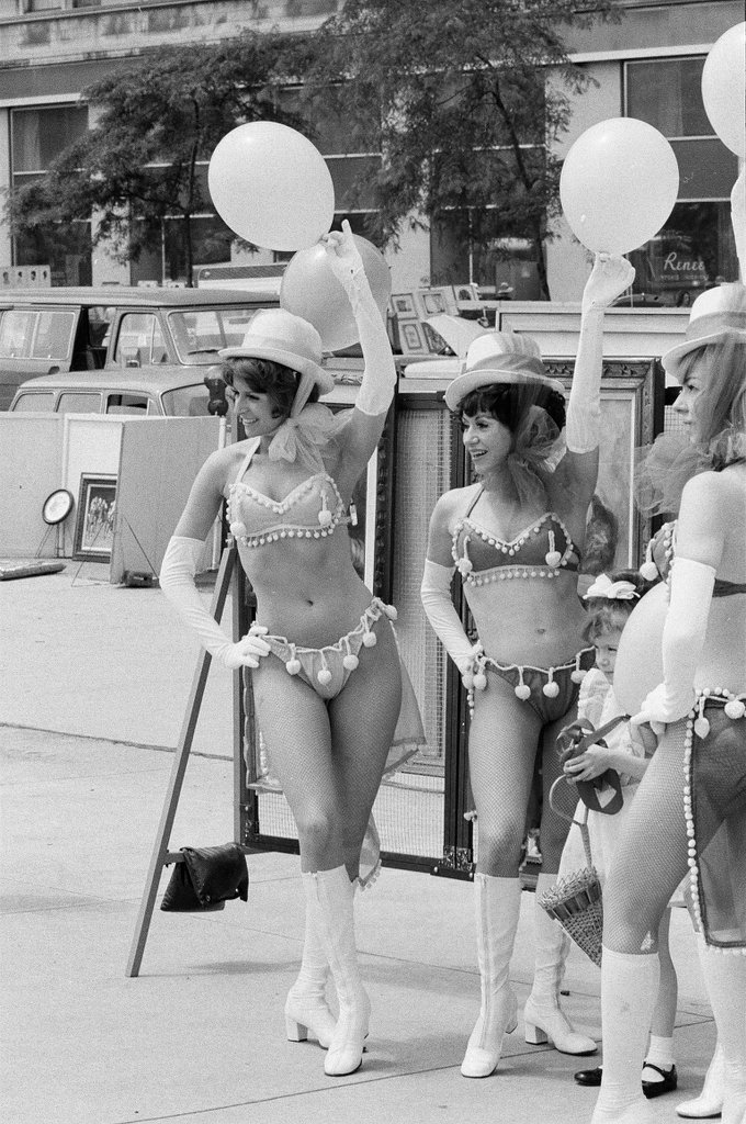 Art fair on Michigan Avenue - Henry Herr Gill for Chicago Sun-Times