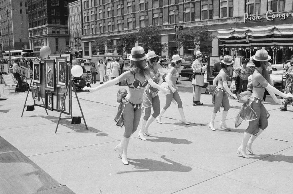 Art fair on Michigan Avenue - Henry Herr Gill for Chicago Sun-Times