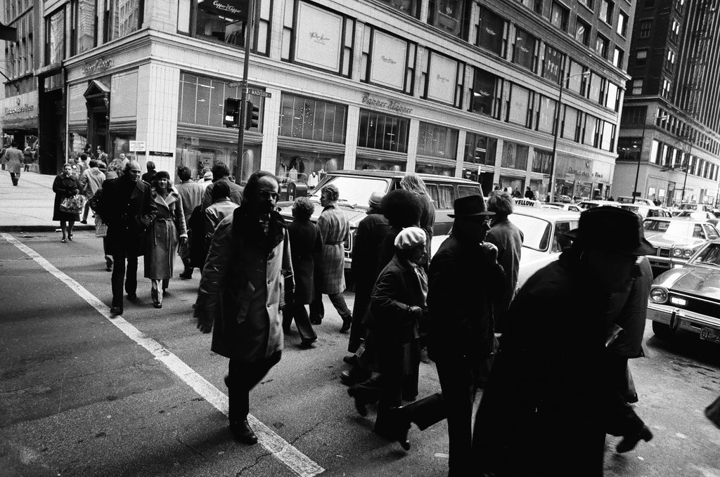 Views of holiday shoppers, pedestrians, traffic, and Salvation Army volunteers on Wabash Avenue - Chicago Sun-Times
