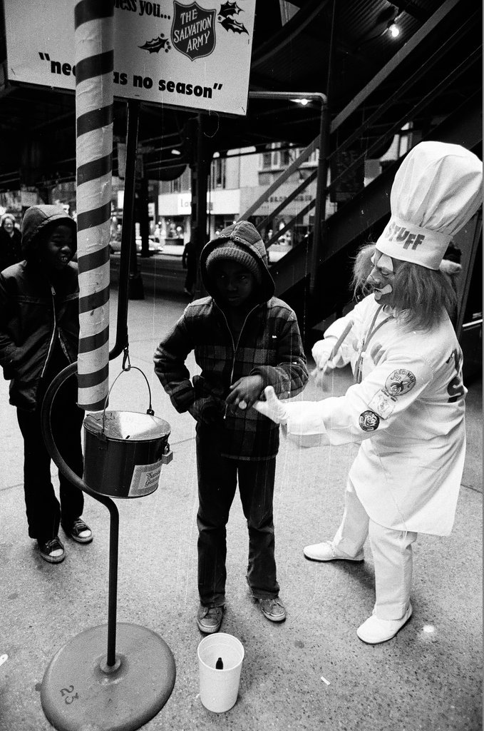 Views of holiday shoppers, pedestrians, traffic, and Salvation Army volunteers on Wabash Avenue - Chicago Sun-Times