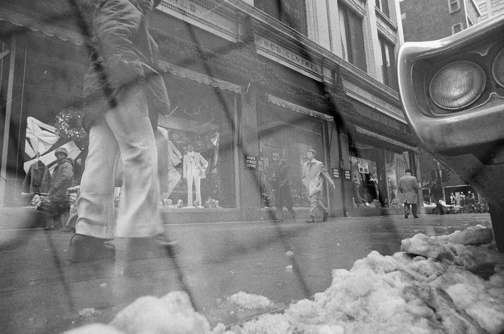 Christmas shoppers at State and Quincy streets - Chicago Sun-Times